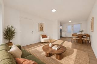 Welkom in deze instapklare woning, gelegen op een van de meest gegeerde locaties van Gentbrugge, vlak bij de prachtige Gentbrugse Meersen. Hier geniet je van een aangename woonomgeving waar rust, groen en een vlotte verbinding met het centrum van Gent samenkomen.<br /><br />Bij binnenkomst word je verwelkomd in een ruime inkomhal die toegang biedt tot de lichtrijke leefruimte met open keuken. Aansluitend bevindt zich een praktische berging. Vanuit de leefruimte heb je rechtstreeks toegang tot het zonnige terras en de tuin, waar je heerlijk kunt ontspannen. Verder beschikt het gelijkvloers over een gastentoilet.<br /><br />Op de eerste verdieping bevinden zich drie slaapkamers, waarvan twee volwaardige slaapkamers en een derde kamer die perfect dienst kan doen als kinderkamer of bureau. De badkamer is uitgerust met een moderne inloopdouche en toilet.<br /><br />Dankzij de praktische indeling, de aangename tuin en vooral de uitstekende ligging nabij de Gentbrugse Meersen is dit een ideale woning voor wie comfortabel wil wonen in een groene omgeving, met alle voorzieningen binnen handbereik.<br /><br />Interesse in deze woning? Neem gerust contact op via emre@devastgoedlink.be of 0456 65 05 26 voor meer informatie of om een bezoek in te plannen.<br /><br />Opmerking: enkele foto's werden digitaal bemeubeld om een beter beeld te geven van de inrichtingsmogelijkheden.