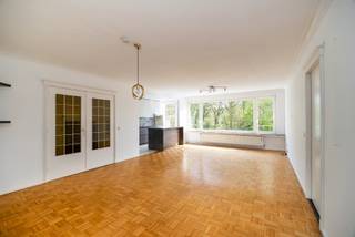 Locatie In het hart van Berchem, in de bijzonder populaire Pulhofwijk, bevindt zich dit instapklare appartement. U geniet hier van een groene...