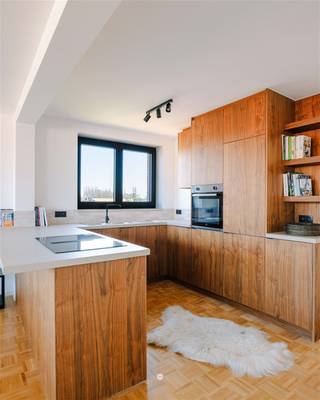 <p><span>Op zoek naar een prachtig duplex-penthouse te koop nabij het centrum Sint-Niklaas? Ontdek dan zeker dit tot in de puntjes gerenoveerd appartement!</span></p><p><span> </span></p><p><span>Enkele troeven op een rij:</span></p><p><span>- Kwalitatieve en duurzame renovatie in 2025</span></p><p><span>- Prachtige materialen: parket, mortex, notelaar kasten,... </span></p><p><span>- Zeer lage gemeenschapelijke kosten </span></p><p><span>- Goede locatie nabij het centrum van Sint-Niklaas</span></p><p><span>- 3 slaapkamers - 2 badkamers</span></p><p><span>- Gemeenschappelijke tuin</span></p><p><span> </span></p><p><span>Het appartement is gelegen op de tweede en bovenste verdieping van een volledig gerenoveerde residentie. </span></p><p><span> </span></p><p><span>Zo ziet het appartement eruit: </span></p><p><span>Leefruimte voorzien van grote raampartijen en open keuken in notelaar voorzien van alle toestellen (vaatwasser, oven, inductie kookplaat met geïntegreerde dampkap, diepvries,...).</span></p><p><span>Voorzien verder beschikt het appartement over twee volwaardige slaapkamers (12m² en 14m²). Badkamer afgewerkt in mortex met inloopdouche, toilet en lavabo. Aparte berging (met aansluiting wasmachine). </span></p><p><span> </span></p><p><span>Op de verdieping zijn er nog één extra slaapkamer + bureauruimte, berging en badkamer (met ligbad).</span></p><p><span> </span></p><p><span>Het gebouw is recent voorzien van een nieuw dak, nieuwe ramen en gevelisolatie waardoor het appartement over een uitstekend energielabel (B) beschikt. Het gebouw is dus volledig futureproof! </span></p><p><span>Bovendien werd het appartement volledig gestript (incl. nieuwe leidingen, elektriciteit). U koopt dus het comfort van een nieuwbouwappartement maar onder registratierechten! </span></p><p><span> </span></p><p><span>Achteraan de residentie wordt een gemeenschappelijke tuin aangelegd. </span></p><p><span> </span></p><p><span>Mogelijkheid tot aankoop van een ruime garagebox voorzien van automatische poort (€ 25.000). </span></p><p><span> </span></p><p><span> </span></p><p><span> </span></p>