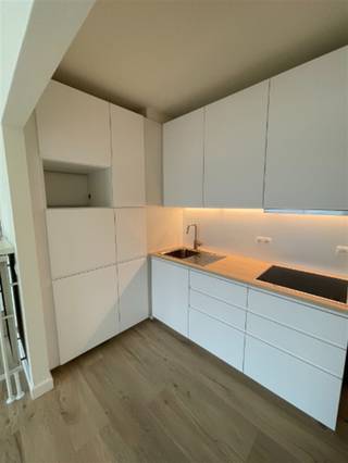 Appartement moderne.  A distance de marche de la gare et des commerces.  Entrée, vestiaire, séjour avec terrasse, cuisine équipée, wc, chambre...