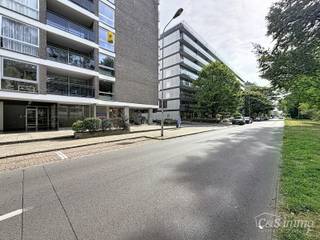 Casco winkelruimte / handelspand ca 35m² met ruime etalage op een commerciële ligging. Dankzij de sterke commerciële ligging, de vlotte bereikbaarheid vormt dit pand een ideale uitvalsbasis voor zelfstandigen, vrije beroepen of dienstverlenende activiteiten die op zoek zijn naar een zichtbare en toegankelijke locatie. De winkelruimte is op chapevloer met veel lichtinval, en in te richten naar eigen smaak. <br />Ruime privatieve kelderverdieping inclusief. Per direct beschikbaar.