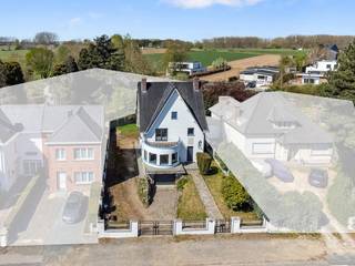 Welcome to this charming and stylish villa, located along the N42 - an excellent location with easy accessibility and a range of amenities within...