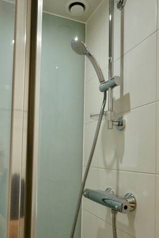 De studentenkamers in Campus Eilandje zijn volledig bemeubeld en genieten van een hoge, luxueuze afwerkingsgraad. Ze zijn uitgerust met een eigen badkamer. De bureautafel, kleerkast, opbergkast en het bed zijn vernuftig samengesteld tot één geheel. <br />Het gebouw beschikt verder over een lift, een studiezaal, gemeenschappelijke keuken en een groot terras. Bovendien bevindt de campus zich op een toplocatie! De campus is zeer geliefd bij studenten en dus ideaal als investering!<br /><br />Indeling: Kamer met slaapruimte/bureau, douche, lavabo en toilet<br /><br />Heeft u interesse of vragen? Contacteer ons via jeffrey@jurimmo.be of +32 474 04 13 26