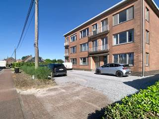 <p>Dit ruime appartement met 2 slaapkamers te huur in Herent biedt een aangename combinatie van comfort, functionaliteit en een rustige ligging met uitzicht op de omliggende velden. Dankzij de doordachte indeling, de buitenruimte en de praktische voorzieningen vormt dit appartement een ideale woonplek voor wie op zoek is naar comfortabel wonen nabij Leuven.</p><p></p><p>Bij het betreden van het appartement kom je terecht in een ruime en lichtrijke living met open keuken. Deze gezellige leefruimte vormt het centrale hart van de woning en biedt voldoende plaats voor een comfortabele zithoek en een ruime eetplaats. De open keuken sluit naadloos aan op de leefruimte en creëert een aangenaam gevoel van openheid. Aansluitend bevindt zich een gesloten berging die extra opslagruimte biedt voor voorraad, huishoudtoestellen en dagelijkse benodigdheden.</p><p></p><p>Het appartement beschikt over twee volwaardige slaapkamers die flexibel kunnen worden ingericht als slaapkamer, kinderkamer, bureau of hobbyruimte. De badkamer is praktisch ingericht en sluit perfect aan bij het comfort van de woning.</p><p>Een van de grote troeven van dit appartement is het terras met open uitzicht op de velden. Hier geniet je in alle rust van de buitenlucht en een groene omgeving, ver weg van de dagelijkse drukte.</p><p></p><p>Daarnaast beschikt het appartement over een garage, een ruime kelderberging en de mogelijkheid om buiten te parkeren. Deze extra voorzieningen zorgen voor een hoog gebruiksgemak en voldoende opslag- en parkeermogelijkheden.</p><p></p><p>De ligging in Herent is bijzonder aantrekkelijk dankzij de combinatie van rust en bereikbaarheid. Winkels, openbaar vervoer, scholen en belangrijke verbindingswegen bevinden zich binnen handbereik. Bovendien bereik je Leuven vlot, wat deze locatie interessant maakt voor pendelaars en iedereen die graag dichtbij stedelijke voorzieningen woont zonder in te boeten aan woonkwaliteit.</p><p></p><p>De maandelijkse huurprijs bedraagt 1.050 euro. Daarnaast is er een provisie van 95 euro per maand voor de gemeenschappelijke kosten en een voorschot van 160 euro per maand voor gas en water. Elektriciteit wordt individueel afgerekend.</p><p></p><p>Ben je op zoek naar een ruim appartement met 2 slaapkamers, terras, garage en uitzicht op het groen in Herent? Plan nu je bezoek via www.living-stone.be! </p>