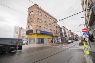 (NL) Bent u op zoek naar een praktisch en lichtrijk appartement op een uiterst centrale locatie? Dit éénslaapkamerappartement in de Wayezstraat, Anderlecht combineert een vlotte bereikbaarheid met een aangename woonindeling en een open uitzicht. Ideaal voor eigen bewoning of als interessante investering.<br /><br /><u>Indeling</u><br />Bij het betreden van het appartement komt u terecht in de leefruimte, die dankzij de grote raampartijen geniet van veel natuurlijk licht en een open, aangenaam gevoel. Aansluitend bevindt zich de functioneel ingerichte keuken, die logisch aansluit op de leefruimte en voldoende mogelijkheden biedt om efficiënt te koken.<br /><br />De slaapkamer is rustig gelegen en biedt ruimte voor een comfortabel bed en kasten. De badkamer vervolledigt het geheel op een praktische manier. Een absolute meerwaarde is het gezellige terras, waar u kunt genieten van een open uitzicht over de omgeving, een fijne plek om tot rust te komen na een drukke dag. Daarnaast beschikt het appartement over een private kelderberging, wat extra opslagruimte en dagelijks comfort biedt.<br />Het appartement is gelegen op de eerste verdieping van het gebouw.<br /><br /><u>Technische informatie</u><br />Het appartement wordt verwarmd op aardgas en is voorzien van houten profielen met dubbele beglazing. <br /><br /><u>Buurtinformatie</u><br />De ligging is zonder twijfel een grote troef. De Wayezstraat bevindt zich in het hart van Anderlecht, met winkels, supermarkten, horeca en openbaar vervoer op wandelafstand. Dankzij de uitstekende verbindingen bent u snel in het centrum van Brussel en andere stadsdelen. Dit is wonen op een levendige en goed ontsloten locatie, waar alles binnen handbereik ligt.<br /><br />Bent u op zoek naar een centraal gelegen appartement met potentieel? Contacteer Ilkay via 0495 12 99 54 of ilkay@consimmo.be voor meer informatie of een bezoek.<br /><br />(FR) Appartement agréable avec 1 chambre et terrasse, idéalement situé à Anderlecht<br /><br />Vous êtes à la recherche d’un appartement pratique et lumineux, situé dans un emplacement central ? Cet appartement une chambre, situé Rue Wayez à Anderlecht, combine une excellente accessibilité avec un agencement confortable et une vue dégagée. Il convient parfaitement tant pour une occupation personnelle que pour un investissement intéressant.<br /><br /><u>Agencement</u><br />En entrant dans l’appartement, vous découvrez l’espace de vie, qui bénéficie d’une belle luminosité naturelle grâce aux grandes fenêtres et offre une atmosphère ouverte et agréable. La cuisine, fonctionnelle et bien agencée, s’intègre harmonieusement à l’espace de vie et permet de cuisiner de manière efficace.<br />La chambre, située au calme, offre suffisamment d’espace pour un lit confortable et des armoires. La salle de bains complète l’ensemble de manière pratique. Un véritable atout de cet appartement est la terrasse conviviale, d’où vous pouvez profiter d’une vue dégagée sur les environs, un endroit idéal pour se détendre après une journée bien remplie. L’appartement dispose également d’une cave privative, offrant un espace de rangement supplémentaire et un confort au quotidien.<br /><br />L’appartement est situé au premier étage de l’immeuble.<br /><br /><u>Informations techniques</u><br />Le chauffage est assuré par une installation au gaz naturel. Les châssis sont en bois et équipés de double vitrage. <br /><br /><u>Situation</u><br />L’emplacement constitue sans aucun doute un atout majeur. La Rue Wayez se situe au cœur d’Anderlecht, avec de nombreux commerces, supermarchés, établissements horeca et transports en commun accessibles à pied. Grâce aux excellentes connexions, vous rejoignez rapidement le centre de Bruxelles et les autres quartiers de la ville. Il s’agit d’un environnement urbain dynamique et parfaitement desservi, où tout se trouve à proximité immédiate.<br /><br />Vous recherchez un appartement idéalement situé avec un beau potentiel ? N’hésitez pas à contacter Ilkay au 0495 12 99 54 ou par e-mail à ilkay@consimmo.be pour plus d’informations ou pour organiser une visite.