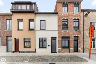 Op een goede locatie te Mechelen bevindt zich deze gerenoveerde woning met 3 slaapkamers en aparte garagebox. U geniet hier van een vlotte verbinding met de belangrijkste invalswegen, evenals de nabijheid van het bruisende stadsleven. Winkels, horeca, scholen en openbaar vervoer bevinden zich allemaal op wandel- en fietsafstand.<br /><br />We betreden de woning via de inkomhal met gastentoilet. De lichtrijke leefruimte kunt u inrichten met een gezellige zithoek en aparte eetplaats. Daarnaast is er ook ruimte om een bureau te plaatsen. De open keuken sluit mooi aan op het geheel en is uitgerust met de voornaamste toestellen. Hieruit heeft u toegang tot de leuke stadstuin. Via de nachthal op de eerste verdieping bereikt u de masterbedroom en de badkamer, uitgerust met een inloopdouche, dubbel lavabomeubel en toilet. U beschikt hier ook over een aparte wasplaats. Op de tweede verdieping beschikt u over nog 2 slaapkamers. Ten slotte is er nog een kelder en een aparte garagebox aan de overkant van de straat dewelke mee in de prijs is inbegrepen. <br /><br />Dit is een uitstekende opportuniteit als u op zoek bent naar een instapklare woning met 3 slaapkamers, stadstuin en garagebox in Mechelen. Contacteer ons op 0480 66 14 77 voor meer informatie of neem een kijkje op www.boonstravastgoed.be. <br /><br />Bijzonderheden:<br />- Gerenoveerd<br />- 3 slaapkamers<br />- Aparte garagebox