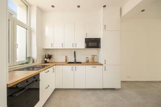<p><span>Gerenoveerde woning met 4 slaapkamers in Mechelen</span></p><p><span> </span></p><p><span>Deze ruime en volledig gerenoveerde woning bevindt zich in de Smisstraat te Mechelen, op een uitstekende locatie nabij het stadscentrum. Winkels, scholen en openbaar vervoer zijn bereikbaar op wandel- en fietsafstand. Ook het station van Mechelen, de Vaart en het recreatiedomein De Nekker zijn makkelijk bereikbaar. Bovendien geniet de woning van een vlotte verbinding naar Antwerpen en Brussel.</span></p><p><span> </span></p><p><span>Bij het betreden van de woning wordt u verwelkomd in een </span><span>lichtrijke inkomhal</span><span> met gastentoilet. De gelijkvloerse verdieping vormt het hart van de woning en beschikt over een </span><span>volledig geïnstalleerde keuken</span><span>, een grote eetkamer en een ruime woonkamer . Dankzij de grote raampartijen geniet de leefruimte van veel natuurlijk licht. Vanuit de woonkamer heeft u bovendien rechtstreeks toegang tot het volledig </span><span>privatieve terras</span><span>. De eerste verdieping is voorzien van </span><span>twee ruime slaapkamers</span><span>, een volledig geïnstalleerde badkamer met </span><span>ligbad en inloopdouche</span><span>, en een praktische berging met aansluitening voor wasmachine en droogkast. De tweede en tevens hoogste verdieping biedt nog </span><span>twee ruime slaapkamers</span><span>, waardoor de woning zeer veel mogelijkheden krijgt.</span></p><p><span> </span></p><p><span>Momenteel beschikt deze woning over een </span><span>EPC B</span><span>. Eenmaal de bouw naast de woning er staat, geniet u zelfs van een </span><span>EPC A</span><span>.</span></p><p><span> </span></p><p><span>Indeling:</span></p><p><span>Gelijkvloers</span></p><p><span>- Inkomhal</span></p><p><span>- Keuken</span></p><p><span>- Eetkamer</span></p><p><span>- Woonkamer</span></p><p><span>- Gastentoilet</span></p><p><span>- Terras</span></p><p><span> </span></p><p><span>Eerste verdieping</span></p><p><span>- Slaapkamer 1</span></p><p><span>- Slaapkamer 2</span></p><p><span>- Badkamer</span></p><p><span>- Berging</span></p><p><span> </span></p><p><span>Tweede verdieping</span></p><p><span>- Slaapkamer 3</span></p><p><span>- Slaapkamer 4</span></p><p><span> </span></p><p><span>Troeven</span></p><p><span>- 4 ruime slaapkamers</span></p><p><span>- Zonnepanelen</span></p><p><span>- Centrale locatie</span></p>