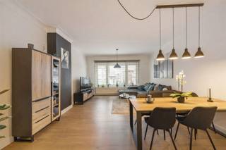 <p><strong>Instapklaar en Lichtrijk Appartement op de Tweede Verdieping nabij Centrum Wilrijk</strong></p><p>Dit instapklare appartement op de tweede verdieping van een kleinschalig gebouw combineert licht, ruimte en comfort in een aangename woonomgeving. Dankzij de open keuken en aansluitende living geniet je van een open en ruimtelijk gevoel.</p><p>De ruime badkamer is uitgerust met een eigentijdse regendouche en kwaliteitsvol sanitair. De grote slaapkamer beschikt over ingemaakte kasten en biedt volop bergruimte. De tweede, kleinere kamer is perfect inzetbaar als kinderkamer, bureau of extra opslagruimte. Een aparte wasplaats voorziet plaats voor wasmachine en droogkast, en kan tevens dienst doen als bijkomende opbergruimte.</p><p>In de voorbije vijf jaar onderging het gebouw meerdere grondige renovaties: het dak werd vernieuwd, de trapbekleding vervangen, de gang herschilderd, de ramen in de gemeenschappelijke delen vernieuwd, evenals de voordeur en de kelderruimte.</p><p>Het appartement is voorzien van rolluiken aan voor- en achterzijde, en aan elk raam zijn stijlvolle, op maat gemaakte houten jaloezieën geplaatst.</p><p> </p><p>Gelegen op wandelafstand van het centrum van Wilrijk en de levendige winkelstraat, biedt dit appartement een strategische locatie met vlotte bereikbaarheid. De E19 en A12 zijn snel toegankelijk, net als het openbaar vervoer, winkels en andere voorzieningen.<br /> </p><p><strong>TROEVEN</strong></p><p>+ Instapklaar appartement met open leefruimte</p><p>+ Dak en gemeenschappelijke delen recent vernieuwd</p><p>+ Rolluiken én houten jaloezieën aan alle ramen</p><p>+ Grote slaapkamer met ingemaakte kasten</p><p>+ Praktische wasplaats met extra bergruimte</p><p>+ Vlak bij centrum Wilrijk, winkels en belangrijke invalswegen</p>