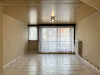 De indeling is als volgt:<br />Inkomhal - lichtrijke leefruimte met ingerichte keuken - 2 slaapkamers - berging - badkamer met wastafel, douche en toilet - terras. <br /><br />inpandige autostaanplaats - exclusief huurprijs €40 + €30 water<br /><br />Interesse in dit appartement? <br />051/57.54.61<br />immo@grouptrybou.be