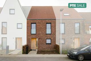 Bent u op zoek naar een huis te koop Kortrijk dat recent gebouwd, energiezuinig en rustig gelegen is? Dan is deze instapklare woning in de gegeerde woonwijk Langwater te Kortrijk absoluut het ontdekken waard. Dit huis te koop in Kortrijk (bouwjaar 2021) combineert hedendaags wooncomfort met een praktische indeling en een uitstekende bereikbaarheid.De woning beschikt over een lichtrijke leefruimte, een praktische keuken, eenberging, drie volwaardige slaapkamers en een ruime badkamer. Extra troef is de grote zolder, bereikbaar via een vaste trap, die indien gewenst kan worden ingericht als extra slaapkamer, bureau of hobbyruimte.Buiten geniet u van een onderhoudsvriendelijke tuin met zuid-west oriëntatie en een aangenaam terras. Daarnaast is er een praktische garage, inbegrepen. De woning is bovendien energiezuinig (EPC A) en uitgerust met zonnepanelen.Deze woning wordt aangeboden via Pre-Sale. Op zaterdag 28/03 kan u de woning voor een eerste keer ontdekken op afspraak. Daarna kan de woning nogmaals bezocht worden in de week van 30/03 tot 03/04. Tegen vrijdag 03/04 12u dient u een eenmalig maximaal bod uit te brengen. Meer info via Matthias Vanneste (0479 67 68 48 of matthias.vanneste@dewaele.com)De eigendom wordt aangeboden via de Pre-sale formule. Op 03/04/2026 tussen 10:00 en 12:00 kan u de woning op afspraak komen bezichtigen en een bod uitbrengen. De vermelde prijs is een instelprijs. Voor meer info, gelieve contact op te nemen met de dossierverantwoordelijke.