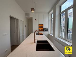 <p><span>Appartement rénové de 2 chambres à coucher avec terrasse, prêt à être emménagé, dans un emplacement de choix au cœur d'Anvers Sud !</span></p><p><span>Dans la populaire Brederodestraat, à quelques pas du sud animé, vous trouverez ce bel appartement de 2 chambres au premier étage avec terrasse, entièrement prêt à emménager et fini avec des matériaux de haute qualité. Des cafés agréables aux magasins branchés, en passant par les transports en commun, tout est à portée de main.</span></p><p><span> </span></p><p><span>L'appartement a la disposition suivante :</span></p><p><span> </span></p><p><span>Hall d'entrée et débarras pratique :</span></p><p><span>En entrant, vous êtes accueilli dans un couloir avec un accès direct à l'espace de vie. Le débarras pratique et séparé est équipé d'un branchement pour une machine à laver.</span></p><p><span> </span></p><p><span>Cuisine et espace de vie</span><span>:</span></p><p><span>La cuisine flambant neuve est un rêve pour tout amateur de cuisine, avec une finition moderne, de nombreux placards, un four combiné, un îlot de cuisson élégant avec plaque à induction, un double évier et un lave-vaisselle encastré. Le grand réfrigérateur et le congélateur séparé sont des éléments à ne pas manquer dans cette cuisine.</span></p><p><span>L'espace de vie attenant est baigné de lumière naturelle, créant une sensation d'espace et de chaleur, l'endroit idéal pour se détendre et accueillir des invités.</span></p><p><span> </span></p><p><span>Chambres et salle de bains :</span></p><p><span>Par le hall de nuit, vous avez accès aux chambres, à la salle de bains et aux toilettes séparées.</span></p><p><span>Les deux chambres sont situées à l'arrière du bâtiment, au calme.</span></p><p><span>La salle de bains moderne est équipée d'une douche spacieuse et d'un double lavabo.</span></p><p><span> </span></p><p><span>Terrasse :</span></p><p><span>Une terrasse spacieuse est disponible, elle est en partie traversante pour plus d'espace.</span></p><p><span> </span></p><p><span>Prix de location :</span><span> €</span> 1<span>,300.00 / mois</span></p><p><span>Charges mensuelles</span><span>: €25,00 / mois</span></p><p><span>Disponibilité :</span><span> Immédiatement</span></p><p><span> </span></p><p><span>Atouts supplémentaires :</span></p><p><span>- Bon emplacement</span></p><p><span>- EPC favorable</span></p><p><span>- Compteurs séparés</span></p><p><span> </span></p>