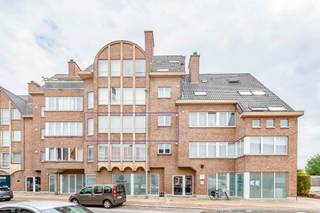 Dit ruime en lichtrijke appartement geniet van een uitstekende ligging in Sint-Niklaas, vlak bij winkels, openbaar vervoer, het treinstation en...