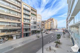Découvrez cette <strong>résidence à taille humaine</strong>, idéalement située dans la rue commerçante de La Panne, à seulement quelques pas de la plage et de la mer.<br /><br />Le projet comprend un espace commercial au rez-de-chaussée avec une cour privative ainsi que cinq appartements économes en énergie :
<ul>
	<li>1 appartement avec 1 chambre ;</li>
	<li>3 appartements avec 2 chambres ;</li>
	<li>1 duplex spacieux avec 3 chambres.</li>
</ul>
Chaque appartement est vendu avec l'obligation d'acquérir une cave privative. Un local à vélos commun est également à disposition des résidents.<br /><br /><strong>Une rénovation complète de qualité</strong><br /><br />Cette résidence a fait l'objet <strong>d'une rénovation intégrale réalisée</strong> avec des matériaux de qualité. Les installations techniques, les conduites, l'électricité, la toiture ainsi que les garde-corps ont été entièrement renouvelés. La surélévation a été réalisée en ossature bois et tous les appartements sont équipés d'un système de <strong>ventilation double flux (type D</strong>), garantissant un excellent confort de vie ainsi qu'une excellente performance <strong>énergétique (PEB A)</strong>.<br /><br />Les appartements situés aux 1er, 2e et 3e étages sont équipés d'une chaudière individuelle au gaz pour le chauffage et la production d'eau chaude. L'appartement du 4e étage ainsi que le duplex bénéficient d'une pompe à chaleur air/eau, garantissant une solution de chauffage performante et économe en énergie.<br /><br /><strong>Régime d'acquisition</strong>

<ul>
	<li>Le rez-de-chaussée commercial ainsi que les appartements des 1er, 2e et 3e étages sont vendus sous le régime des droits d'enregistrement.</li>
	<li>L'appartement du 4e étage et le duplex des 5e et 6e étages sont vendus sous le régime de la TVA.</li>
</ul>
La livraison de la résidence est prévue pour le mois d'octobre.<br /><br />Vous recherchez un appartement de qualité ou un espace commercial bénéficiant d'un emplacement privilégié à deux pas de la mer ? <strong>Contactez-nous dès aujourd'hui pour plus d'informations ou pour organiser une visite.</strong>