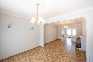 In een <span><strong>mooie en rustige wijk in het centrum van Harelbeke</strong></span> bevindt zich deze <span><strong>zeer goed onderhouden halfopen bebouwing met heel wat potentieel</strong></span>.<br />De woning verwelkomt u met een <span><strong>inkomhal en apart toilet</strong></span>.<br />De <span><strong>lichtrijke woonkamer met gaskachel sluit aan op een ruime leefkeuken met zicht op de tuin</strong></span>.<br />Aansluitend bevindt zich nog een <span><strong>praktische wasplaats/berging en een garage</strong></span>.<br />Op de bovenverdieping zijn er <span><strong>2 ruime slaapkamers en1 kleinere kamer</strong></span>.<br />De<span><strong> badkamer kan een opfrisbeurt gebruiken</strong></span>, deze beschikt over een douche en lavabo. Daarnaast is er nog een <span><strong>zolder</strong></span> aanwezig die extra opbergruimte biedt.<br />Achteraan geniet u van een <span><strong>gezellig tuintje waar het aangenaam vertoeven is</strong></span>. Een <span><strong>extra troef is de bereikbaarheid langs het achterliggende straatje</strong></span>, waardoor de woning ook achteraan toegankelijk is.<br />Dankzij de <span><strong>centrale ligging bevindt u zich op wandelafstand van winkels, scholen en alle voorzieningen die Harelbeke te bieden heeft</strong></span>.<br />EPC : 485 en UC : 3880419<br />Wenst u deze woning te bezoeken ? Contacteer Peter : 0496/176878