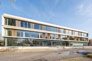 <p>Te koop: lichtrijke kantoren in het recente bedrijfscomplex ‘Z-Offices’ te Zwevegem<br /><br />In de Blokkestraat in Zwevegem, vlak bij de N391 en E17, vind je deze moderne kantoorruimte in het recente Z-Offices-complex.<br />Met 719 m² bewoonbare oppervlakte en 14 parkeerplaatsen voor de deur biedt dit pand een uitstekende mix van comfort, bereikbaarheid en representativiteit.<br /><br />Wat maakt dit pand uniek?<br />De kantoren zijn lichtrijk en afgewerkt met kwalitatieve tapijttegels, verlaagd plafond met verlichting en volledige klimaatregeling (airco, ventilatie, parlofonie).<br />Alles is voorzien voor een efficiënte en aangename werkomgeving.<br />Dankzij de centrale ligging nabij belangrijke invalswegen is dit de ideale uitvalsbasis voor klanten en medewerkers.<br /><br />Voor wie is dit ideaal?<br />Een instapklaar en representatief kantoor, perfect voor ondernemingen die willen investeren in een professionele werkplek met optimale bereikbaarheid en comfort.<br /><br />Te koop via Immo Beguin, jouw vastgoedexpert sinds 2009. <br />Met kantoren in Ronse, Waregem, Kortrijk, Deinze, Doornik en Lessines.</p>
