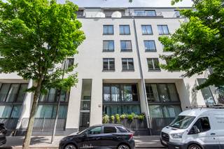 Ruim appartement met twee slaapkamers, terras én parking.LocatieOp absolute topligging tussen het Theaterplein en Hopland: lekker naar de markt gaan...