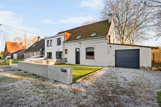 Deze verzorgde halfopen woning ligt op het einde van een doodlopende straat.<br /><br />De woning is als volgt ingedeeld:<br />Gelijkvloerse verdieping: ruime oprit met garage, inkomhal, kelder, lichtrijke leefruimte met vernieuwde open keuken, berging naast de keuken, apart toilet, extra ruimte die kan functioneren als bureau of slaapkamer en een zonnig terras met tuin.<br />Eerste verdieping: 3 tot 4 slaapkamers en een badkamer.<br />Zolderverdieping: ruime zolder als extra bergruimte.<br /><br />De woning is aangesloten op de riolering en voorzien van alle moderne comfort, zoals zonnepanelen en een ingebouwde pelletkachel. Momenteel is de woning verhuurd.<br /><br />PLUSPUNTEN:<br />- EPC C<br />- ELEKTRICITEIT CONFORM<br />- ASBESTVEILIG<br />- PV PANELEN<br />- RUSTIG GELEGEN