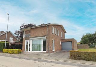 Verzorgde woning met 3 slaapkamers op 800 m² vlakbij de Markt van Pittem.U komt de woning binnen via de inkomhal met directe toegang tot de...