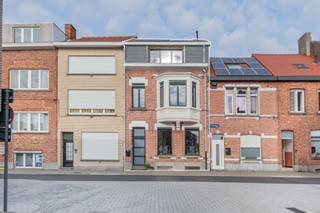 Deze karaktervolle stadswoning combineert ruimte, licht en authenticiteit met hedendaags comfort. Met vier volwaardige slaapkamers, een...