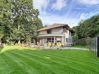 <p>Unieke klassieke villa op een perceel van 1.497 m², waarvan ca. 500 m² naastliggende bouwgrond, gelegen op een toplocatie nabij alle voorzieningen. De woning beschikt over een ruime inkomhal met apart gastentoilet, bureauruimte en een lichtrijke leefruimte met zit- en eethoek, een combinatie van natuursteen en parket en een sfeervolle houtkachel. Daarnaast is er een aparte tv-kamer/speelruimte en een open leefkeuken met aanpalende was- en bergplaats met douche. De ruime garage van ca. 60 m² beschikt over een extra verdieping, ideaal als bureau- of hobbyruimte. Vanuit de woning is er toegang tot het ruime terras en de prachtige tuin, die zorgt voor een aangename buitenbeleving en veel privacy. Op de verdieping bevinden zich vier ruime slaapkamers, waarvan twee met aparte douche, en een ruime badkamer met bad, douche, lavabo en extra toilet. Via een schuiftrap is de bergzolder bereikbaar.</p>
<p>Extra troeven:</p>
<ul>
<li>Naastliggende bouwgrond van ca. 500 m²</li>
<li>Gunstig EPC</li>
<li>Voorzien van 16 zonnepanelen</li>
<li>Regenwaterput van 20.000 liter</li>
<li>Ruime garage van ca. 60 m² met extra verdieping en werkput</li>
<li>4 ruime slaapkamers</li>
<li>Zonnig terras en tuin</li>
<li>Topligging in Gistel</li>
</ul>
<p>Deze woning is te koop ZONDER makelaar via het concept van Smart Houses! Wenst u verdere inlichtingen of een bezoek? Contacteer rechtstreeks de eigenaar via <span>+32475750114</span></p>