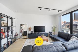 Dit recent appartement met twee slaapkamers, gelegen in Bredene, werd gebouwd in 2025 en is voorzien van de modernste technieken.<br /><br />De lichtrijke leefruimte met open keuken is afgewerkt met hoogwaardige parketvloeren en voorzien van vloerverwarming, grote aluminium ramen met hoogrendementsglas en een volledig uitgeruste keuken met natuursteen werkblad, inductiekookplaat, oven, microgolfoven, koelkast, diepvries en vaatwasmachine.<br /><br />Het appartement beschikt over twee slaapkamers, elk voorzien van parketvloer, vloerverwarming, ventilatie en thermostaatregeling. De badkamer is modern ingericht met een inloopdouche, lavabo met meubel en spiegelkast, terwijl het apart toilet extra gebruiksgemak biedt. Een praktische berging herbergt de warmtepomp, aansluiting voor wasmachine, ventilatie en omvormer voor de zeven zonnepanelen op het dak.<br /><br />Elektriciteit is conform tot 2050 en het appartement is aangesloten op systeem D ventilatie, wat zorgt voor een gezond binnenklimaat. Gemeenschappelijke ruimtes omvatten een fietsen- en vuilnisberging. Er is een optionele aankoop mogelijk van een autostaanplaats , wat extra gemak biedt voor de wagen.<br /><br />Dit appartement is een ideale keuze voor wie een moderne, energiezuinige woning zoekt in een rustige, maar goed bereikbare omgeving aan de Belgische kust.<br /><br />Interesse? Contacteer ons en plan uw bezoek in!