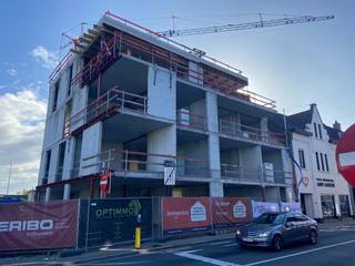 Prachtig hoekappartement van 86 m² in het centrum van Waregem<br /><br />Dit moderne hoekappartement op de derde verdieping van een eigentijds nieuwbouwproject biedt een perfecte mix van comfort, stijl en functionaliteit in het hart van Waregem.<br /><br />Ruimtelijk en licht wonen:<br />De open keuken loopt vlot over in de eet- en leefruimte, die dankzij grote ramen een prachtig uitzicht biedt. Vanuit de living stapt u rechtstreeks het ruime terras van 15 m² op – een ideale plek om te ontspannen en te genieten van het buitenleven.<br /><br />Comfortabele en praktische indeling:<br /><br />Twee ruime slaapkamers<br /><br />Moderne badkamer<br /><br />Apart toilet<br /><br />Handige berging<br /><br />Maak het helemaal uw eigen!<br />Omdat het appartement op plan wordt verkocht, bepaalt u zelf de materialen en afwerking. Zo krijgt uw nieuwe thuis een persoonlijke en unieke uitstraling.<br /><br />Extra gemak:<br />Optioneel kunt u een parkeerplaats of carport aankopen, wat het comfort van wonen in dit nieuwbouwproject nog verder verhoogt.<br /><br />Grijp deze unieke kans om te wonen in een modern, comfortabel appartement op een toplocatie in Waregem.<br />Neem vandaag nog contact met ons op voor meer informatie of een afspraak.