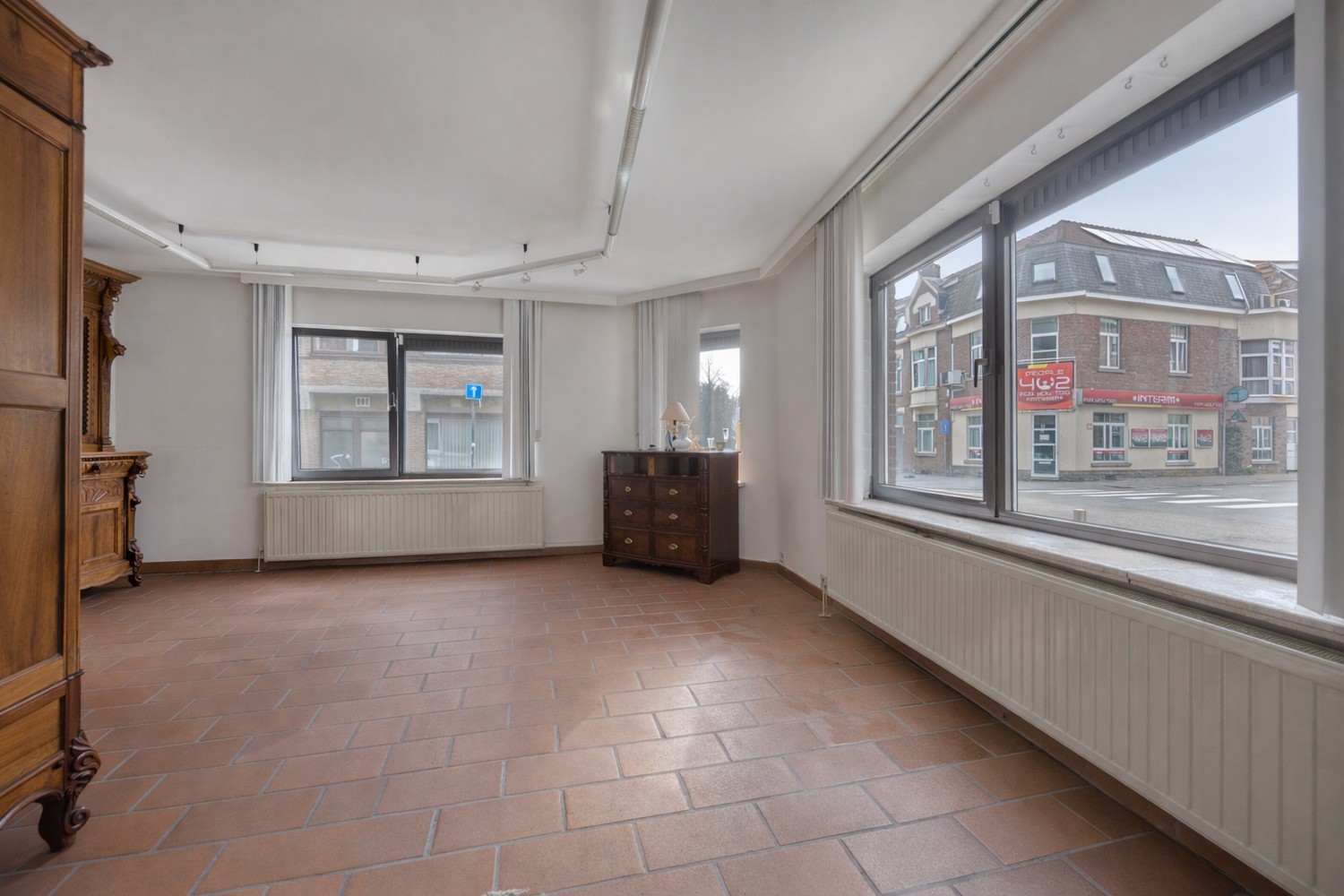 Te koop in Sint-Truiden: veelzijdig hoekpand (300 m² met lift) voor vrij beroep, praktijk en bewoning - foto 2