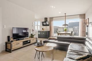 Instapklaar duplex appartement met zuidgericht terras en twee autostaanplaatsen in het recente nieuwbouwproject Residentie Tonenhof te Zichen. Hou...