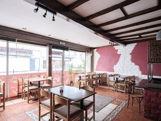 In het hart van de Brugse Poort, in Gent wacht dit veelzijdige handelshuis op een nieuwe eigenaar. Het pand combineert een commerciële ruimte op het gelijkvloers met vier praktische appartementen boven, wat zorgt voor een optimale balans tussen zakelijk en residentieel gebruik. Alle units zijn op heden verhuurd wat zorgt voor een direct rendement.<br /><br />Bij binnenkomst op het gelijkvloers bevindt zich een ruime en verzorgde handelszaak, momenteel ingericht als restaurant. Deze ruimte is smaakvol afgewerkt en voorzien van moderne faciliteiten. De grote etalage zorgt niet alleen voor veel natuurlijk licht, maar trekt ook nieuwsgierige voorbijgangers aan. Achteraan is er een praktische keuken, volledig uitgerust en perfect voor culinaire ondernemers die een droomrestaurant willen uitbaten.<br /><br />Op de bovenverdiepingen bevinden zich vier compacte appartementen, elk slim ingedeeld en momenteel verhuurd. De appartementen bieden een aangename leefruimte, een knusse slaapkamer en een eigen badkamer. Dankzij de aparte toegang blijven de commerciële en residentiële functies volledig gescheiden, wat een groot voordeel is voor verhuurders of exploitanten.<br /><br />Het handelshuis bevindt zich in een levendige buurt met een mix van culturele invloeden, charmante winkels en gezellige horecazaken. De uitstekende bereikbaarheid, zowel met de fiets als het openbaar vervoer, maakt het pand extra aantrekkelijk voor klanten en bewoners.<br /><br />Kortom, dit handelshuis biedt een ideale combinatie van zakelijk en residentieel potentieel, en is perfect voor ondernemers of investeerders die op zoek zijn naar een veelzijdige eigendom op een toplocatie in Gent. Wacht niet langer om deze unieke kans te ontdekken!