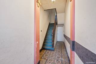 Deze te renoveren woonst bestaande uit:<br /><br />Gelijkvloers: inkomhal met trap en kelderruimte, vernieuwde woonkamer met kitchentte en berging. Achterliggende ruimte.<br /><br />Op de verdieping: Keukenruimte met achterliggende badkamer en berging, 2 slaapkamers.<br /><br />Zolder met vaste trap. Mogelijkheid tot 2 slaapkamers<br /><br />Troeven?<br /><br />+ Goede commerciële ligging nabij centrum;<br />+ Diverse mogelijkheden;<br />+ Vrij bij akte;<br /><br />EPC label E<br />EPC 668 kWh/m²<br /><br />Vg – Wg – Gmo – Gvkr – Gvv<br /><br />Grijp deze kans en maak van deze woning uw thuis! <br /><br />Benieuwd naar dit pand of een andere eigendom? www.coventa.be – 051 222 051