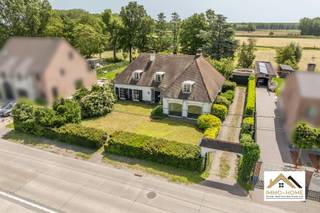 Deze op te frissen villa ontvangt je in een bijzonder statige inkomhal, waar de majestueuze trap met alle aandacht gaat lopen. Je komt verder tot in een riante leefruimte, waar je via de vele raampartijen uitzicht hebt op de tuin in de omgeving. Dit heb je ook in de grote aanpalende leefkeuken, die je eveneens via een tussenruimte kan bereiken. Deze verbindt de polyvalente ruimte vooraan het pand (winkel, bureel, praktijk, ...) en een bureel met elkaar. Verder op het gelijkvloers : een grote wasplaats/berging en een gastentoilet. Op de eerste verdieping is er rond de grote overloop plaats voor vier grote slaapkamers (waarvan er twee met elkaar zijn verbonden door een dressing) en een badkamer met ligbad. De absolute bonus vinden we echter achteraan het pand : de grote tuin kijkt uit op een prachtig landelijk gebied, waar de seizoenen aan je voorbijglijden. Een bijzondere plek om elke dag tot rust te komen ! Op het einde van de lange oprit beschik je over een grote dubbele garage. Dit is een woning die wat liefde kan gebruiken, maar waar een bijzondere leefomgeving op je wacht ! Bezoekdag 13/06. Inschrijven via mail naar tommy@immo-home.be, geen telefonische inschrijvingen! Volg ons op Fb en Insta. Voor meer info: www.immo-home.be. GRATIS SCHATTING &amp; GRATIS FINANCIEEL ADVIES