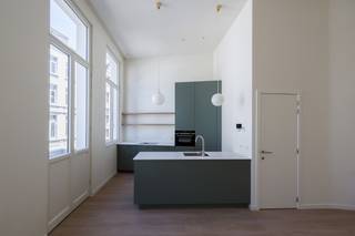 <p>Appartement 2 chambres élégamment rénové au cœur d’Anvers</p>
<p>Découvrez ce magnifique appartement 2 chambres récemment rénové, idéalement situé dans le centre d’Anvers, à quelques pas des quais de l’Escaut et de la charmante Kloosterstraat.</p>
<p>L’appartement allie parfaitement le charme authentique au confort contemporain. Les hauts plafonds et les grandes fenêtres offrent une luminosité exceptionnelle ainsi qu’une agréable sensation d’espace dans tout le logement. La rénovation récente a été réalisée avec soin et des finitions de qualité.</p>
<p>Le séjour lumineux s’ouvre sur un agréable balcon, idéal pour profiter d’un café le matin ou d’un moment de détente en ville. La cuisine moderne ainsi que les deux chambres confortables font de cet appartement un bien parfait pour vivre avec style et confort.</p>
<p>Grâce à sa situation centrale, boutiques tendance, restaurants, galeries et transports en commun se trouvent à proximité immédiate, tandis que les quais de l’Escaut offrent un cadre agréable pour se détendre et profiter pleinement de la vie anversoise.</p>
<p>Un appartement clé en main, plein de caractère, de lumière et bénéficiant d’un emplacement exceptionnel à Anvers.</p>
