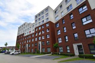 Dit instapklare appartement uit 2021 is rustig gelegen aan het einde van een doodlopende straat, pal langs de Leie. Dankzij de uitstekende ligging geniet je van een groene en rustige omgeving, terwijl alle dagelijkse voorzieningen zich op wandel- of fietsafstand bevinden.<br />Het appartement bevindt zich op de zesde verdieping van residentie Molenkant en is vlot bereikbaar met de lift.<br /><br />Indeling als volgt:<br />Via de inkomhal met vestiaire kom je binnen in het appartement.<br />De lichtrijke leefruimte met open keuken vormt het hart van de woning en biedt dankzij de grote raampartijen een prachtig uitzicht op de Leie. De volledig uitgeruste keuken beschikt over een keramische kookplaat, dampkap, vaatwasser, koelkast en combi-oven.<br />Aansluitend bevindt zich het zonnige, zuidgerichte terras van 13 m², waar je in alle rust kan genieten van het unieke uitzicht op de Leie en de sluis van Harelbeke.<br /><br />Verder beschikt het appartement over 2 volwaardige slaapkamers en een moderne badkamer met ruime inloopdouche en dubbele lavabo.<br />Praktische berging met aansluitingen voor wasmachine en droogkast.<br />Apart toilet.<br /><br />Het comfort wordt verder aangevuld met een ondergrondse autostaanplaats, een afgesloten gemeenschappelijke fietsenberging en een handige afvalberging.<br /><br />Verwarming via het Warmtenet van Harelbeke (caloriemeter).<br /><br />EXTRA TROEVEN: instapklaar, gunstig EPC, rustige omgeving, ...<br /><br />Onze ref. DEV5133