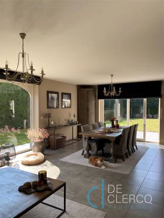 Deze prachtige villa is gelegen in Lochristi met vlotte verbindingswegen en openbaar vervoer nabij én onmiddellijk beschikbaar! U betreedt de woning...