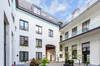 <p><strong>Authentiek gerenoveerd appartement in hartje Antwerpen</strong></p>
<p>Gelegen op de derde verdieping van een karaktervolle patriciërswoning in de charmante Keizerstraat 3, bevindt zich dit prachtig gerenoveerde appartement, ca. 145m2 bew. opp. Hier woont u midden in de stad, op wandelafstand van winkels, restaurants, de academie en tal van culturele hotspots.</p>
<p>Bij het binnenkomen valt meteen de unieke sfeer op: hoge plafonds, een authentieke balkenstructuur en een overvloed aan natuurlijke lichtinval die samen zorgen voor een warm en ruimtelijk gevoel. De volledige renovatie werd met oog voor detail uitgevoerd, waardoor het appartement volledig instapklaar is.</p>
<p>Het hart van de woning is de open keuken met kookeiland, uitgerust met kwalitatieve toestellen en veel werkruimte. Aansluitend vindt u de slaapkamer met uitzonderlijk veel ingemaakte kasten, die zorgen voor een strak en praktisch geheel. De ruime badkamer straalt luxe uit en is voorzien van een royale inloopdouche en een dubbele wastafel met onderbouwkasten.</p>
<p>Op de mezzanine werd slim gebruikgemaakt van de ruimte: enerzijds een gezellige extra slaapkamer, anderzijds een bureelruimte die ideaal is voor thuiswerk of hobby’s.</p>
<p>Doorheen het hele appartement loopt een prachtige parketvloer die warmte en elegantie uitstraalt. Dit unieke appartement combineert authenticiteit en modern comfort op een toplocatie in Antwerpen.</p>
<p>2 kelderbergingen inbegrepen in de prijs.</p>
<p>Een XXL ondergrondse autostaanplaats met riante achterliggende bergruimte te koop aan 50.000 euro.</p>
<p>Benieuwd naar dit appartement?<br />Contacteer LISTED vandaag nog: +32 3 283 51 51.</p>