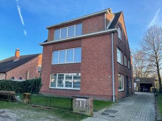 <p><strong>Dakappartement met ruim terras te huur in Beerse</strong></p>
<p>Dit gezellige dakappartement is rustig gelegen op de derde verdieping van een kleinschalig gebouw (zonder lift). Het appartement beschikt over een groot terras waar je in alle rust kan genieten.</p>
<p>Via de inkomhal kom je in de ruime en lichtrijke woonkamer. Aansluitend bevindt zich de keuken met een kleine berging. Het appartement heeft twee slaapkamers, waarvan één slaapkamer directe toegang geeft tot het terras. Verder is er een badkamer met douche, lavabomeubel en toilet.</p>
<p>Achter het gebouw is er bovendien een<strong> </strong>garage inbegrepen.</p>
<br />
<p></p>