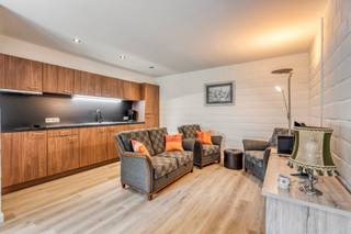 Droomt u van een eigen plekje midden in het groen, waar rust, ontspanning en comfort samenkomen? Ontdek dan deze prachtig gerenoveerde...