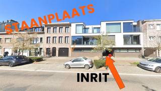 1 OVERDEKTE STAANPLAATS centrum Schoten In een recent gebouw nog 1 auto staanplaats beschikbaar inrit via sectionale poort, te bedienen met...