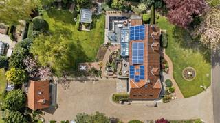 In het groene en gegeerde Bolderberg bevindt zich deze indrukwekkende, statige villa met een bewoonbare oppervlakte van ca. 424 m²(bruikbare oppervlakte bron EPC), gelegen op een breed en prachtig groen perceel van ca. 2.539 m². Een unieke eigendom waar ruimte, rust en veelzijdigheid samenkomen.<br /><br />De villa straalt klasse en degelijkheid uit en beschikt over maar liefst 5 volwaardige slaapkamers en 3 badkamers, wat haar uitermate geschikt maakt voor grote gezinnen, gastenverblijf of de uitbating van een B&amp;B. Dankzij de royale volumes en doordachte indeling geniet elke ruimte van licht, lucht en een aangename woonbeleving.<br /><br />De woning is volledig onderkelderd, wat niet alleen zorgt voor uitzonderlijk veel bergruimte, maar ook tal van mogelijkheden biedt voor hobby, wellness, fitness of praktijkruimte. De dubbele inpandige garage met extra hoge poorten is ideaal voor grote wagens, oldtimers of een werkplaats.<br /><br />Buiten geniet u van een breed, groen perceel van ca. 2.539m² dat volledige privacy en rust garandeert. De tuin vormt een oase van groen en biedt tal van mogelijkheden voor ontspanning, terras en buitenleven.<br /><br />Buitengewone kenmerken:<br />- +- 424 m² bruikbare oppervlakte<br />- 5 slaapkamers &amp; 3 badkamers<br />- Geschikt voor B&amp;B of combinatie wonen/werken<br />- Volledig onderkelderd 114m²<br />- Dubbele, extra hoge inpandige garage<br />- Breed perceel van ca. 2.539 m²<br />- Residentiële en rustige ligging in Bolderberg<br /><br />Een uitzonderlijke villa voor wie op zoek is naar ruimte, standing en mogelijkheden op een gegeerde locatie.<br />EPC woning C<br />EPC vakantiewoning A