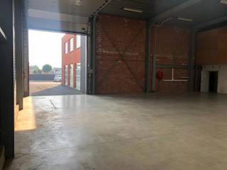 Units A of B : Magazijnen 300m² met kantoor van 420 m² te huur gelegen langs de A12Het kantoor is verdeeld over 2 verdiepingen waarbij het...