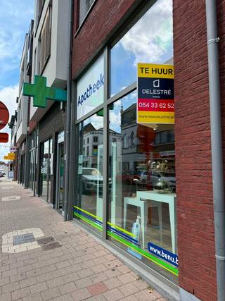 Dit modern energiezuinig commercieel pand is gelegen aan de Oudenaardestraat 25, op een aantrekkelijke en commercieel interessante locatie, vlakbij bekende winkelketens zoals H&amp;M, HEMA, PRONTI en diverse andere handelszaken. Dankzij de centrale ligging en de ruime passage biedt dit pand een uitstekende opportuniteit voor ondernemers die op zoek zijn naar een goed gelegen en representatieve handelsruimte. Het pand is beschikbaar vanaf 1 november 2026. De maandelijkse huurprijs bedraagt € 3.200, waarbij de onroerende voorheffing ten laste is van de huurder. Bent u op zoek naar een commerciële locatie met een sterke ligging? Neem dan gerust contact met ons op voor meer informatie of een bezoek ter plaatse. EPC LABEL A. 