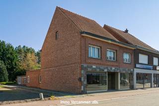 <p><span>Te renoveren woning met commerciële ruimte en tal van mogelijkheden in Schriek.</span></p><p><span>Dit voormalige handelspand met woonst is gunstig gelegen langs een belangrijke verbindingsweg, nabij het dorpscentrum van Schriek.</span></p><p><span>Dankzij de uitstekende zichtbaarheid en vlotte bereikbaarheid biedt het pand heel wat potentieel voor zowel residentiële als commerciële doeleinden.</span></p><p><span>Het gelijkvloers beschikt over een ruime polyvalente ruimte met grote raampartijen aan de straatzijde.<br />Deze ruimte biedt diverse mogelijkheden voor een nieuwe invulling of herinrichting naar eigen wens, bijvoorbeeld thuiswerk, een vrij beroep of een commerciële activiteit.</span></p><p><span>Het woongedeelte omvat onder meer een leefruimte, een keuken, drie slaapkamers en een badkamer.<br />Daarnaast beschikt de woning over een ruime zolder met bijkomende mogelijkheden.<br />De aansluitende ruime berging met garage biedt bovendien extra opslagruimte en parkeergelegenheid.</span></p><p><span>Een interessante renovatieopportuniteit voor wie wonen en werken wil combineren op een gunstige locatie in Schriek.</span></p><p><span>Meer informatie of een bezoek ter plaatse? Neem gerust contact op met ons kantoor via 015/755 444 of <span>info@immovercammen.be</span></span><span>.</span></p><p><span> </span></p>
