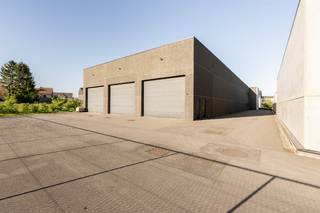 Dit <strong>verzorgd en instapklaar bedrijfsgebouw</strong> combineert <strong>kantoorruimte, een ruime showroom</strong> met veel lichtinval en een <strong>functionele loods</strong> op een<strong> vlot bereikbare locatie vlakbij de E17 en de E403. </strong><br />De <strong>showroom</strong> biedt een <strong>open gevoel</strong> door de hoogte en grote raampartijen, ideaal voor het <strong>ontvangen van klanten of het presenteren van producten</strong>. Er zijn <strong>burelen, een keuken, sanitair en archiefruimte/bergruimte</strong> aanwezig zowel op het gelijkvloers als op de verdieping. De loods is goed toegankelijk via <strong>drie sectionale poorten</strong> met een <strong>hoge doorrijhoogte (4,5m)</strong> en is geschikt voor <strong>opslag of productie. </strong>Naast het gebouw en aan de voorzijde is er voldoende <strong>parking</strong> voorzien. <br />Het gebouw is uitgerust met <strong>zonnepanelen, elektriciteit (3 fasig 63A), gasverwarming en airco</strong>.<br />Op de verdieping zijn er burelen, douches, toiletten een een ruime keuken aanwezig waardoor er een mogelijkheid is om een <strong>appartement </strong>in te richten.<br /><strong>Belangrijkste kenmerken:</strong><br />- perceel: 2.479 m²<br />- gebouw: 1.480 m²<br />- bouwjaar: 2019<br />- burelen op gelijkvloers en verdieping<br />- ruime, lichtrijke showroom<br />- 3 sectionale poorten<br />- zonnepanelen<br />- elektriciteit (3 fasig 63A)<br />- gasverwarming, vloerverwarming en airco<br />- mogelijkheid appartement<br />- alarm<br /> - regenwater<br />- vloer, wand - en dakisolatie<br /><br /><strong>Een functioneel pand met een duidelijke structuur en professionele uitstraling. </strong>Contacteer ons voor meer informatie of een bezoek op het nummer 0475/31 73 07.