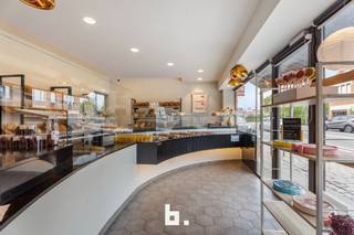 Ontdek deze uitzonderlijke eigendom in Roeselare, staat gekend als Bakkerij Ryckewaert.<br />Met een bruikbare vloeroppervlakte van maar liefst 480 m² biedt dit pand eindeloze mogelijkheden: handelsruimte, kantoor, atelier of combinatie met privéwoning, kangoeroewoonst.<br /><br />Troeven:<br />- Ruim werkatelier met grote berging – ideaal voor ambacht, productie of opslag<br />- Zonnepanelen voor een energiezuinige werking<br />- Asbestveilige eigendom – geen renovatieverplichting<br />- Elektriciteit conform gekeurd<br />- Overname van het handelsfonds bespreekbaar<br /><br />Indeling:<br />Gelijkvloers: commerciële ruimte, zeer groot atelier, berging, keuken, leef-en eetruimte en toegang tot tuin en oprit<br />Verdieping: 4 verzorgde slaapkamers, badkamer met dubbele wastafel, bad en toilet<br />Buiten: garagebox, ruime oprit met meerdere staanplaatsen, tuinberging achteraan, toegang via achterzijde<br /><br />Deze eigendom is keurig onderhouden en combineert een strategische ligging met een zee aan ruimte. Perfect voor wie werken en wonen wil combineren, of zoekt naar een veelzijdig pand met commerciële mogelijkheden.<br /><br />📍 Ligging: Gelegen in Roeselare, vlot bereikbaar en met parkeergelegenheid op eigen terrein.<br /><br />💰 Interesse? Plan vandaag nog uw bezoek en ontdek het potentieel van deze unieke eigendom!<br /><br />Watergevoelig openruimtegebied (Worg): NVT<br /><br />Dit pand wordt verkocht onder het systeem van START 2 FINISH.<br />Elk prijsvoorstel gelijk of hoger dan deze startprijs wordt voorgelegd aan de verkoper(s) die dit al dan niet kan aanvaarden.<br />Startprijs: 425.000 EUR