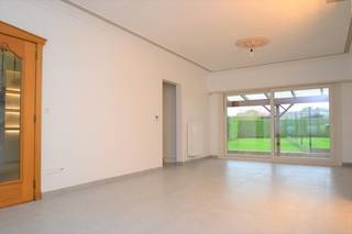 Goed gelegen woning nabij scholen, winkels en het centrum van Melsele. Indeling als volgt: inkomhal met apart toilet, gezellige woonkamer en...