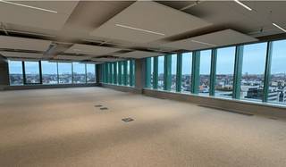 <p>INFINITI is een hedendaags kantoorgebouw in Antwerpen dat duurzaamheid, comfort en bereikbaarheid op een doordachte manier samenbrengt. De ligging naast station Antwerpen-Berchem, met directe toegang tot trein, tram en bus, zorgt voor een uitstekende multimodale bereikbaarheid. Daarnaast is er een vlotte aansluiting op de Antwerpse Ring en de belangrijkste snelwegen, wat het gebouw ook met de wagen gemakkelijk toegankelijk maakt.</p>
<p>Het gebouw biedt flexibele kantoorruimtes die kunnen worden ingericht volgens de specifieke noden van de gebruiker. De kantoorverdiepingen genieten van ruime plafondhoogtes en veel natuurlijke lichtinval, wat bijdraagt aan een aangename en efficiënte werkomgeving. Aanvullende voorzieningen zoals kitchenettes, douches en gemeenschappelijke faciliteiten verhogen het dagelijks comfort voor medewerkers.</p>
<p>INFINITI werd ontwikkeld met een sterke focus op duurzaamheid en energie-efficiëntie. Het gebouw beschikt over een BREEAM-certificering, wat getuigt van aandacht voor milieuprestaties, energiegebruik en toekomstbestendig vastgoedbeheer. Door de integratie van energiezuinige technieken en duurzame installaties worden de operationele kosten beheerst, zonder in te boeten op kwaliteit.</p>
<p>Dankzij de combinatie van strategische ligging, flexibele indeling en duurzame kwaliteiten vormt INFINITI een geschikte kantooromgeving voor ondernemingen die belang hechten aan bereikbaarheid, comfort en verantwoord ondernemen.</p>
<p>Voor bijkomende informatie of het inplannen van een bezichtiging kan u steeds vrijblijvend contact opnemen met Oreon Properties via +32 495 23 26 23 of jef.n@oreon-properties.be</p>