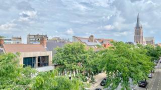 Middenin het centrum van Eeklo vindt u deze prachtige recente bel-étage-woning voorzien van al uw comfort!

Geniet van maximale lichtinval, veel woonoppervlakte, kwalitatieve afwerkingen en ruime terrassen voor-en achteraan waar u ten volle kan genieten van de zon.

Vanuit de trappenhal met toilet, komt u binnen in de ruime  woonplaats met zitplaats en eetkamer. De volledig uitgeruste keuken verleent u toegang tot het ruime terras achteraan. 

Op de tweede verdieping bevinden er zich twee ruime slaapkamers, een apart toilet en een badkamer met meubel en ligbad. 

De bovenste verdieping beschikt over twee ruime slaapkamers met prachtig uitzicht over de stad! Ook deze verdieping werd uitgerust met een apart toilet en een badkamer met inloopdouche en lavabo.

Als extra troef werd de woning uitgerust met zonnepanelen en is deze bel-étage een BEN-woning, die uw energieverbruik tot het minimum beperkt. Tenslotte kan u ook genieten van een inpandige fietsenberging. 

Interesse in deze magnifieke bel-étage? Maak online uw afspraak op unicum.be of stuur een e-mail naar verhuur@vastgoedunicum.be