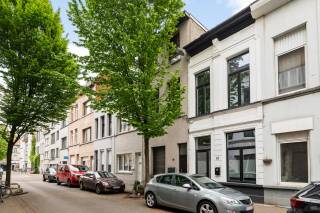 Op zoek naar een fijne woning met karakter in een levendige en opkomende buurt van Antwerpen? Dan is dit huis in Antwerpen-Noord zeker een bezoek waard.<br /><br />Achter deze charmante gevel treffen we een aangename leefruimte met veel lichtinval, die mooi doorloopt naar de keuken achteraan. De keuken is volledig uitgerust met onder andere een vaatwasser, inductiekookplaat, dampkap en spoelbak alles wat je nodig hebt om comfortabel te koken. Handig is ook de weggewerkte wasruimte en het aparte toilet op het gelijkvloers.<br /><br />Via de tussenverdieping heb je toegang tot het terras, een leuke plek om even tot rust te komen of gezellig buiten te zitten.<br /><br />Op de eerste verdieping vind je een ruime slaapkamer en een verzorgde badkamer met inloopdouche, lavabo, toilet en handdoekdroger.<br /><br />De tweede verdieping biedt nog twee extra slaapkamers, ideaal als kinderkamers, bureau of logeerkamer.<br /><br />De woning werd volledig gerenoveerd in 2022, waardoor je hier zonder zorgen meteen kan intrekken.<br /><br />pluspunten: <br /><br />- Karaktervolle gevel<br />- Volledig gerenoveerd in 2022<br />- Instapklaar<br />- 3 slaapkamers<br />- Gezellig terras<br />- Moderne keuken en badkamer<br /><br />Interesse in deze instapklare woning? Contacteer ons via 03 337 50 70 of info@vbvastgoed.be voor meer info of een afspraak.