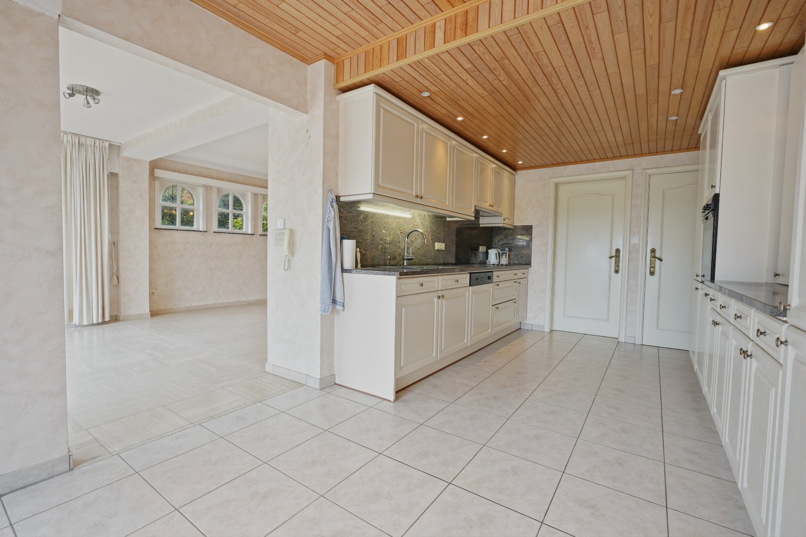 Riante gezinswoning met uniek panoramisch uitzicht en eindeloos potentieel op 644 m². - foto 5