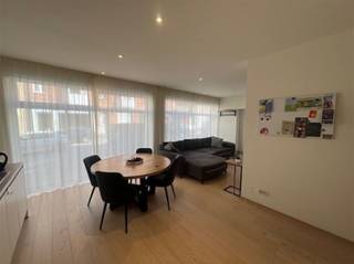 <p><span>Quasi nieuw appartement te huur op jaarbasis op mooie ligging in Nieuwpoort-Stad. € 750 + € 100 syndicuskosten per maand. Verbruik elec, gas en water op eigen teller. Bestaande uit inkom, zeer ruime en lichtrijke woonkamer, mooie keuken, slaapkamer 1, slapakamer 2, prachtige badkamer met douche, grote berging. Parking inbegrepen ! Onmiddellijk beschikbaar. Interesse ? Mail naar <span>sophie.wettinck@immogroup-s.be</span></span><span> of bel 058/23.17.80. Niet gemeubeld. </span></p>